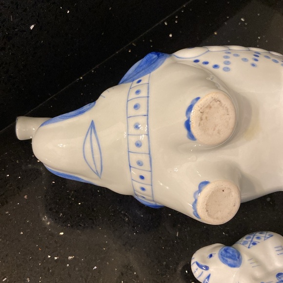 Elephant and Baby: Blue and White Floral Teapot Ceramic & Lid Vintage, Farmhouse - Picture 10 of 13